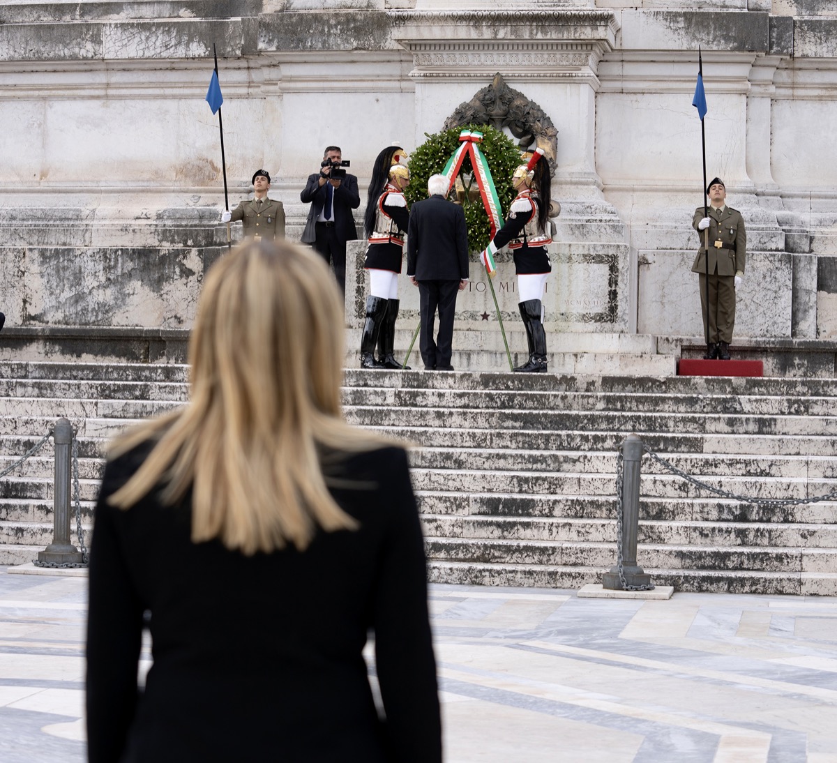 25 Aprile, Giorgia Meloni all'Altare della Patria con Mattarella: "La fine del fascismo pose le basi per la democrazia"