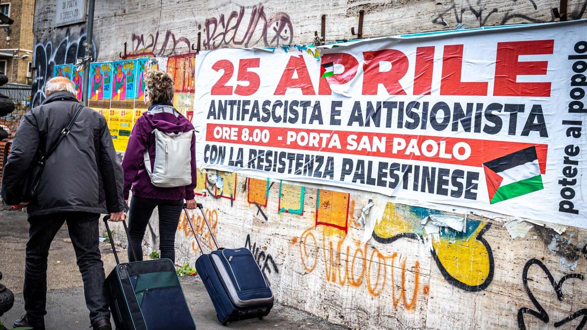 25 Aprile, tensione alla manifestazione di Roma tra la Brigata Ebraica e i Pro Palestina: sassaiola verso i cronisti
