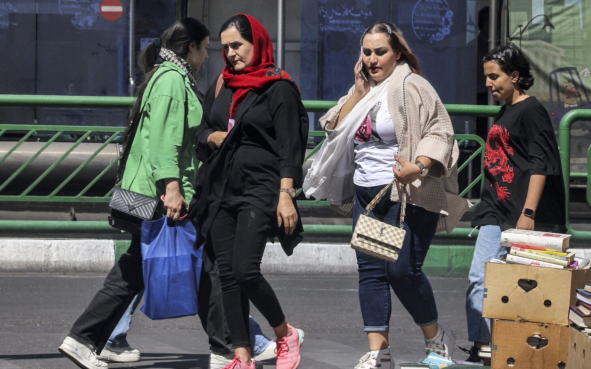 Iran: nuova stretta contro le donne che non indossano l'hijab Iran: nuova stretta contro le donne che non indossano l'hijab