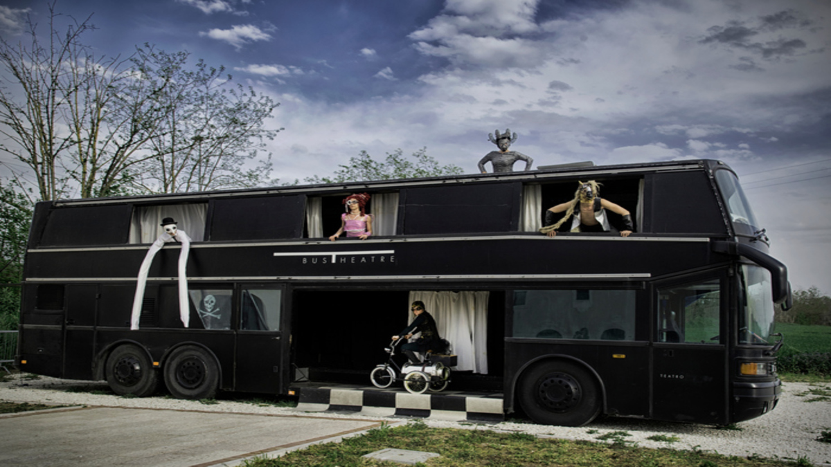 Bus Theater: il teatro viaggiante arriva a Milano