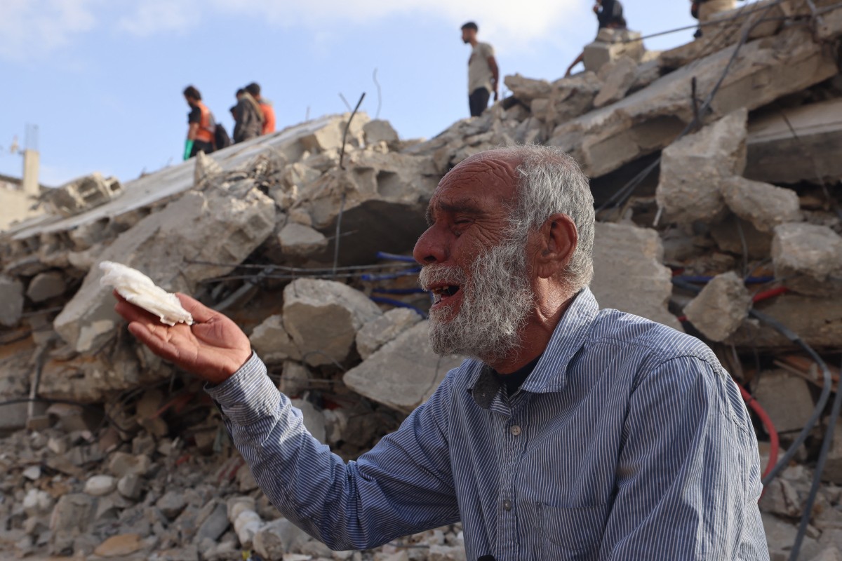 Gaza, i corpi di 180 palestinesi trovati in una fossa comune vicino l'ospedale Nasser a Khan Younis