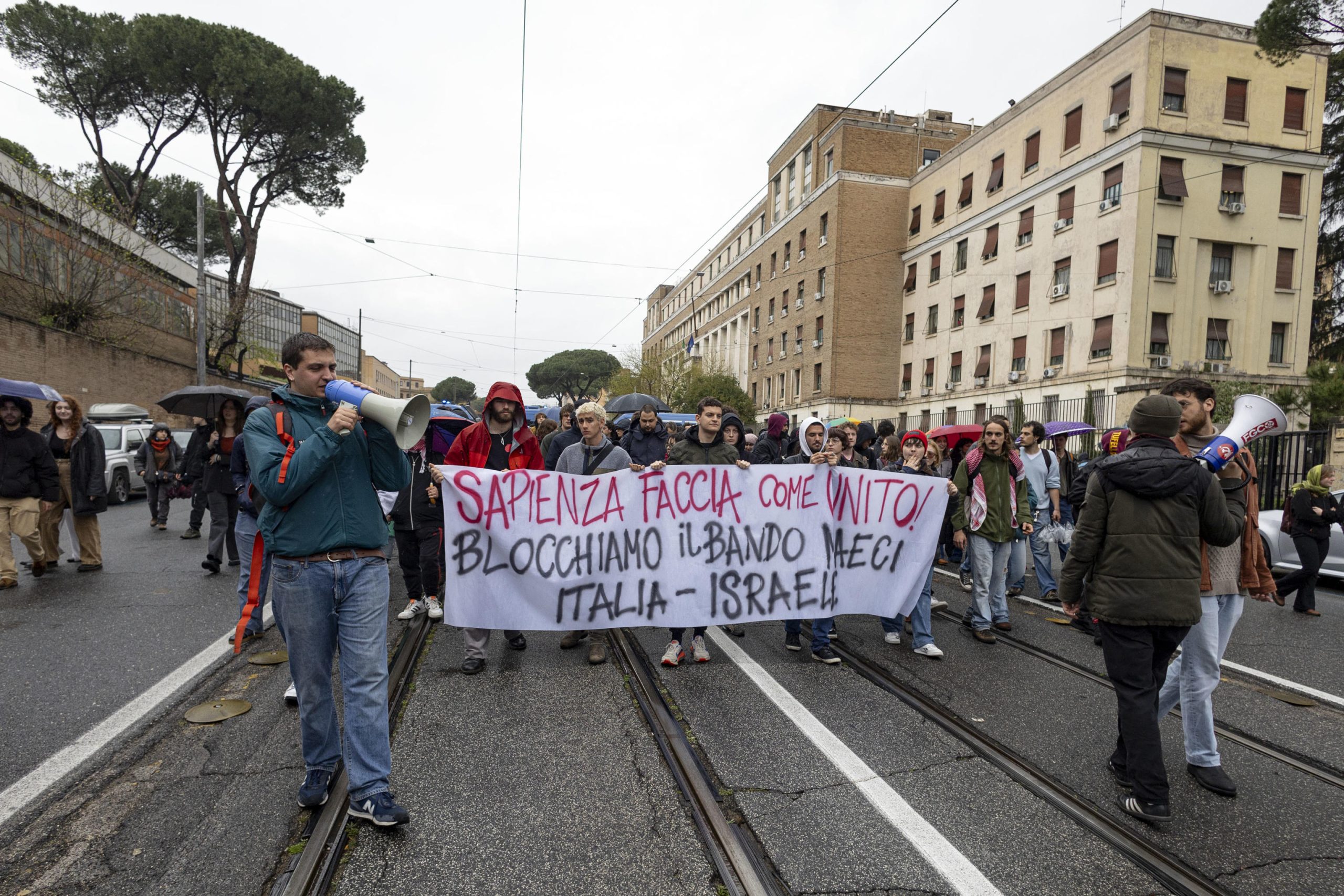 Pd contro Bernini: "Pressioni sugli atenei sui bandi di cooperazione con Israele con possibili ricadute militari"