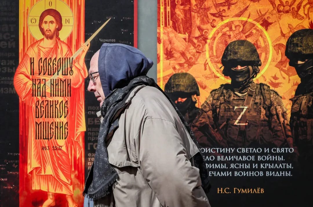"Portiamo la pace!" Così a Mosca dicono i manifesti a sostegno dell'invasione dell'Ucraina
