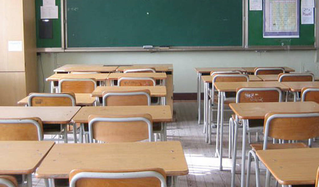 Relazione sessuale con una allieva di 14 anni: professoressa sospesa dall'insegnamento