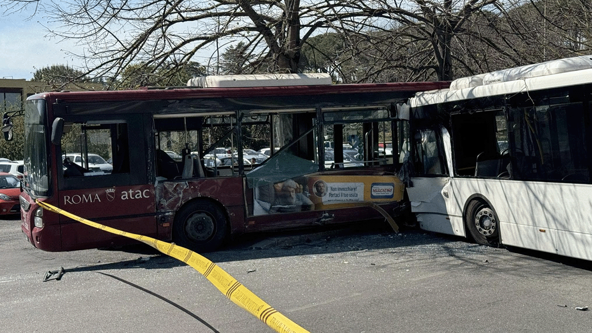 Drammatico incidente tra due autobus nel quartiere Monte Mario: 15 feriti, coinvolta anche una neonata