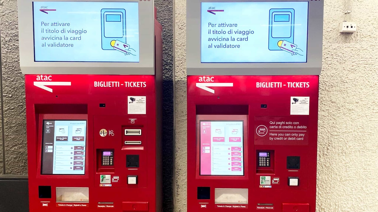 A Roma aumenta il biglietto di metro e bus: rincari anche sui ticket giornalieri e settimanali, ecco le nuove tariffe