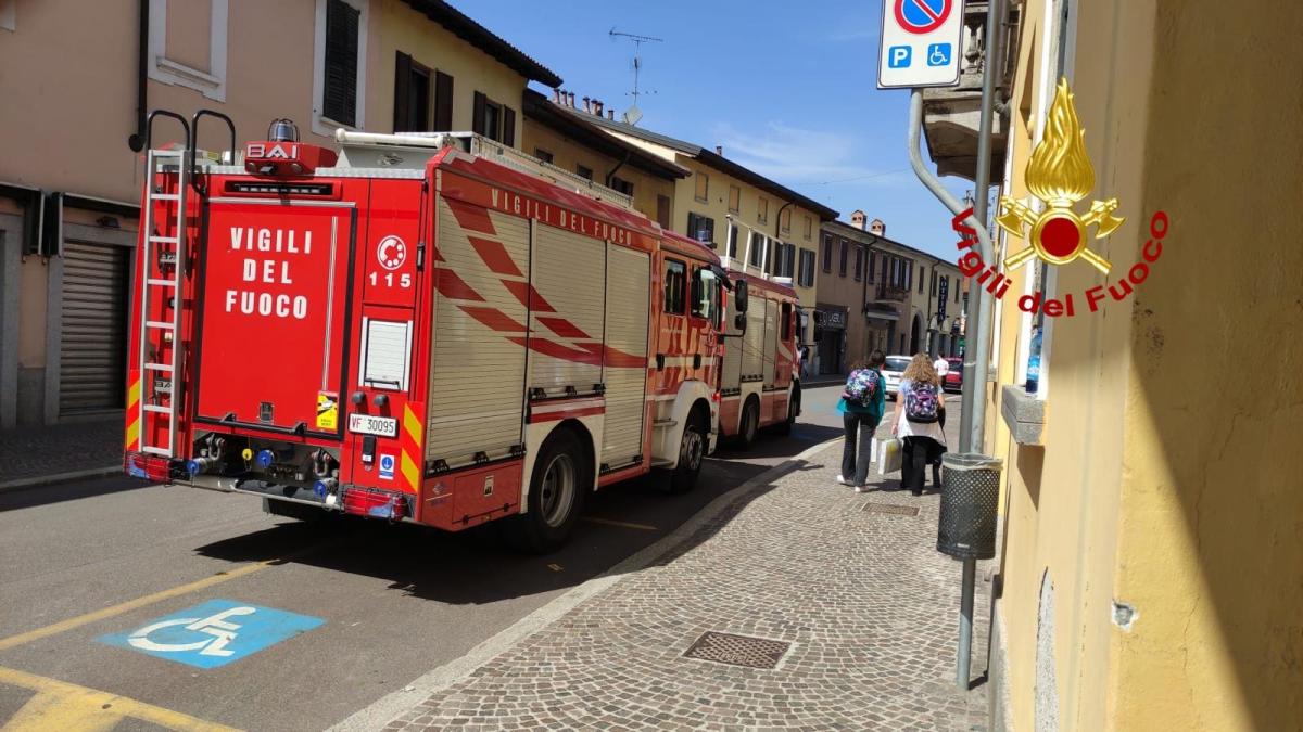 Operaio di 36 anni precipita dal tetto di un edificio, l'uomo è morto cadendo nel vano delle scale