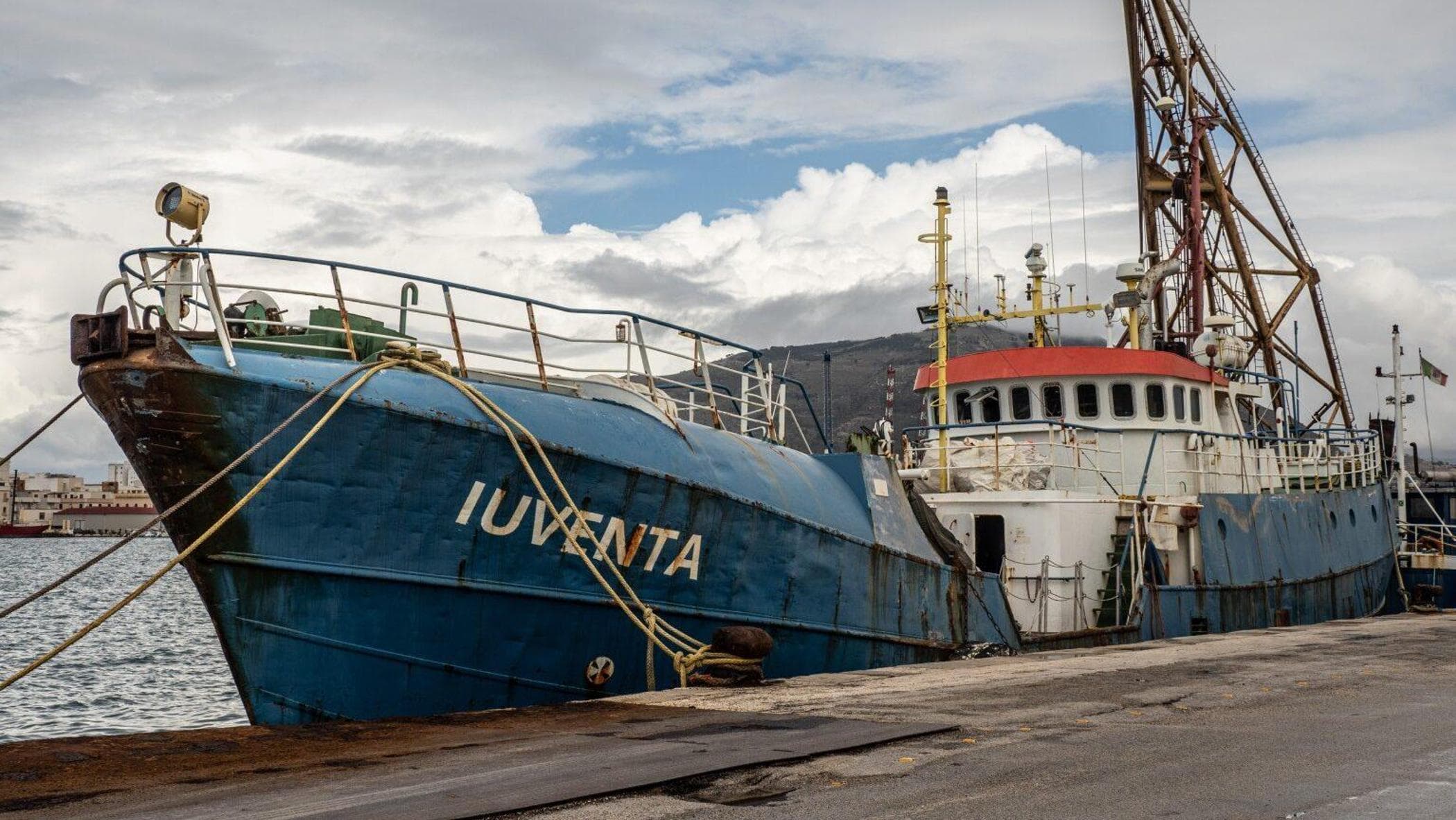 Migranti, assolto l'equipaggio della nave Iuventa: l'accusa era di favoreggiamento all'immigrazione clandestina