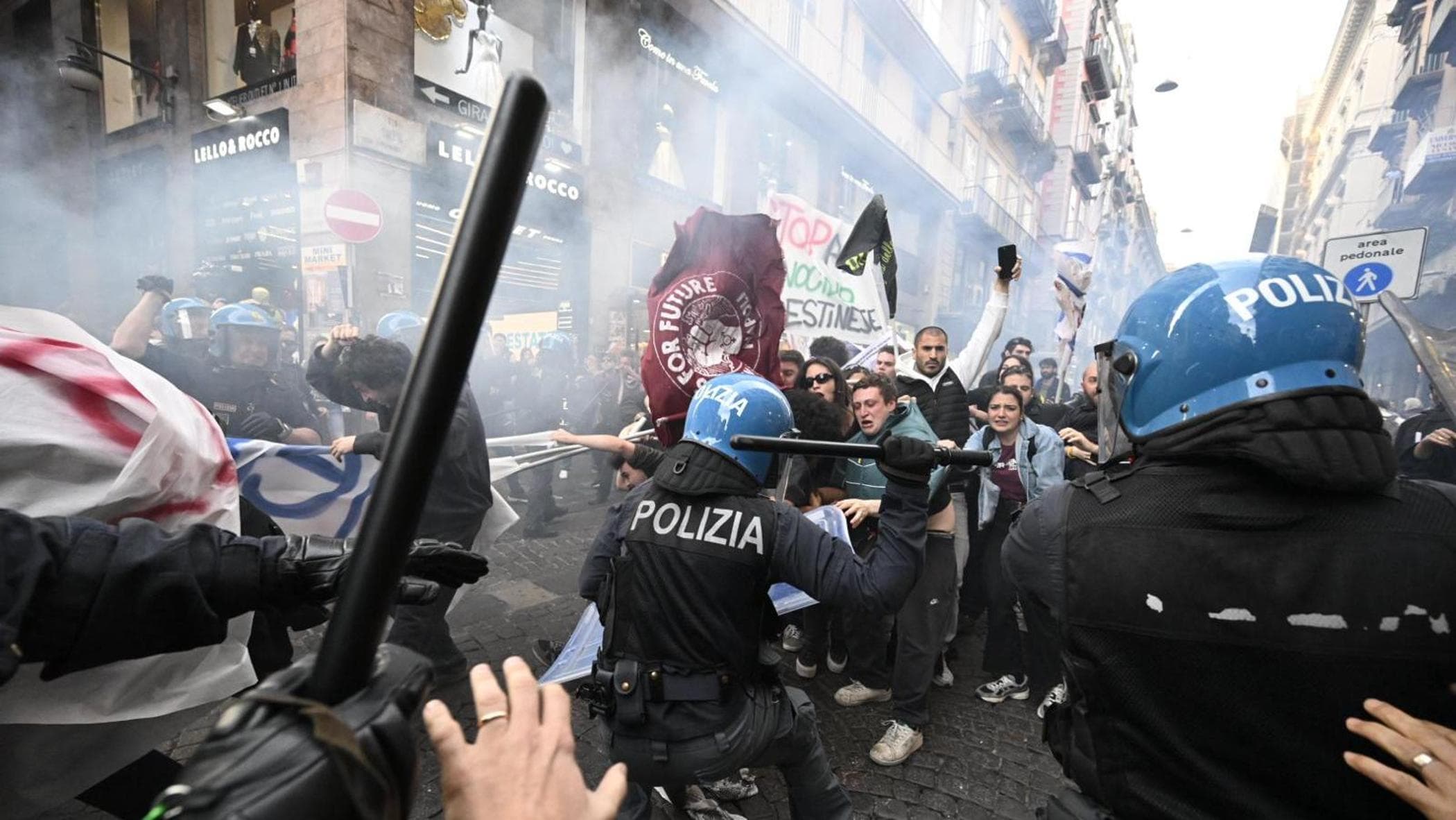 Scontri tra manifestanti e polizia: volevano arrivare al teatro San Carlo per il 75esimo anniversario della Nato