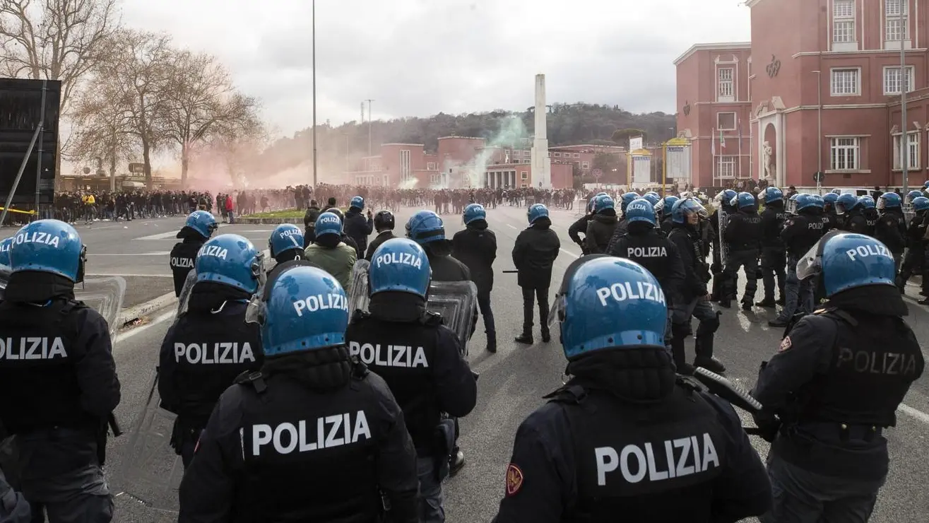 Derby Roma-Lazio ad alta tensione: in mattinata scontri tra le tifoserie vicino all'Olimpico