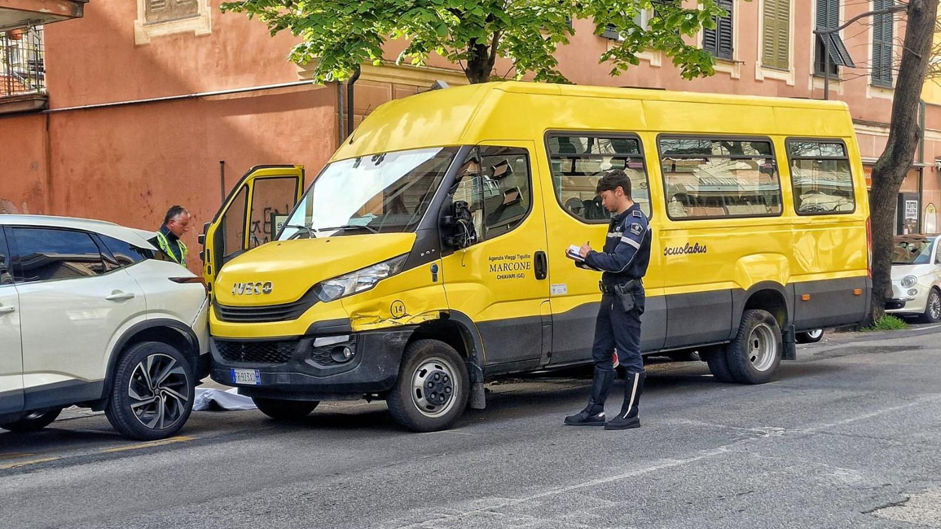 Autista di uno scuolabus ha un malore al volante e muore: poco prima aveva fatto scendere tutti i bambini