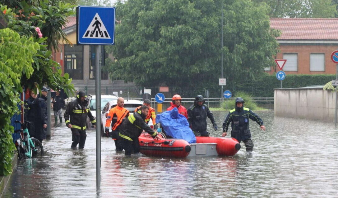 Forte pioggia a Milano, esondato il Lambro: paura per occhi il Seveso