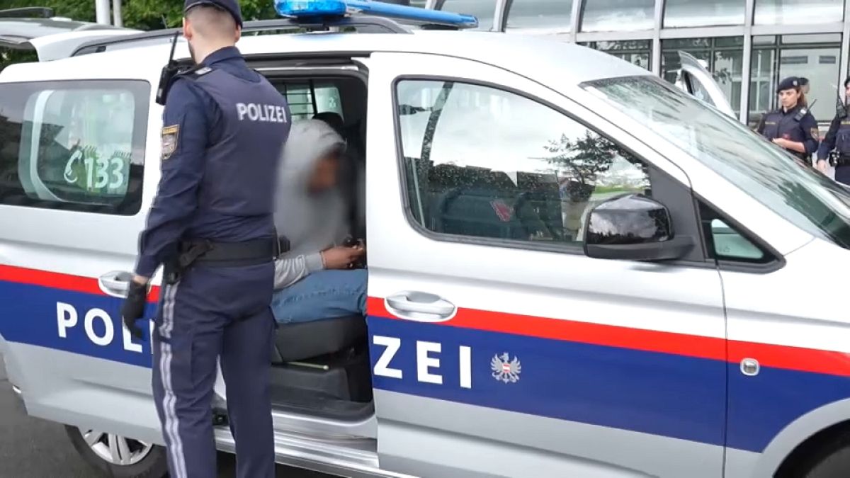 Austria, arrestata quattordicenne: pianificava attentato Isis a Graz