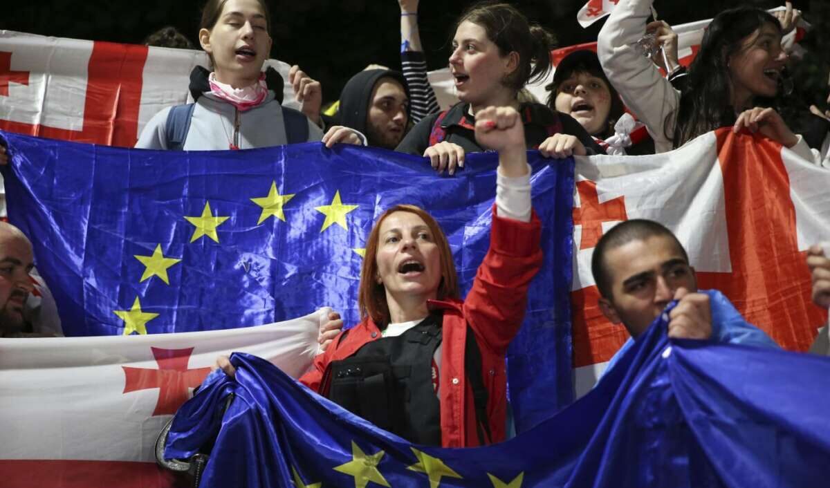 La Georgia sta per approvare la legge 'putiniana' sugli agenti stranieri: proteste in piazza