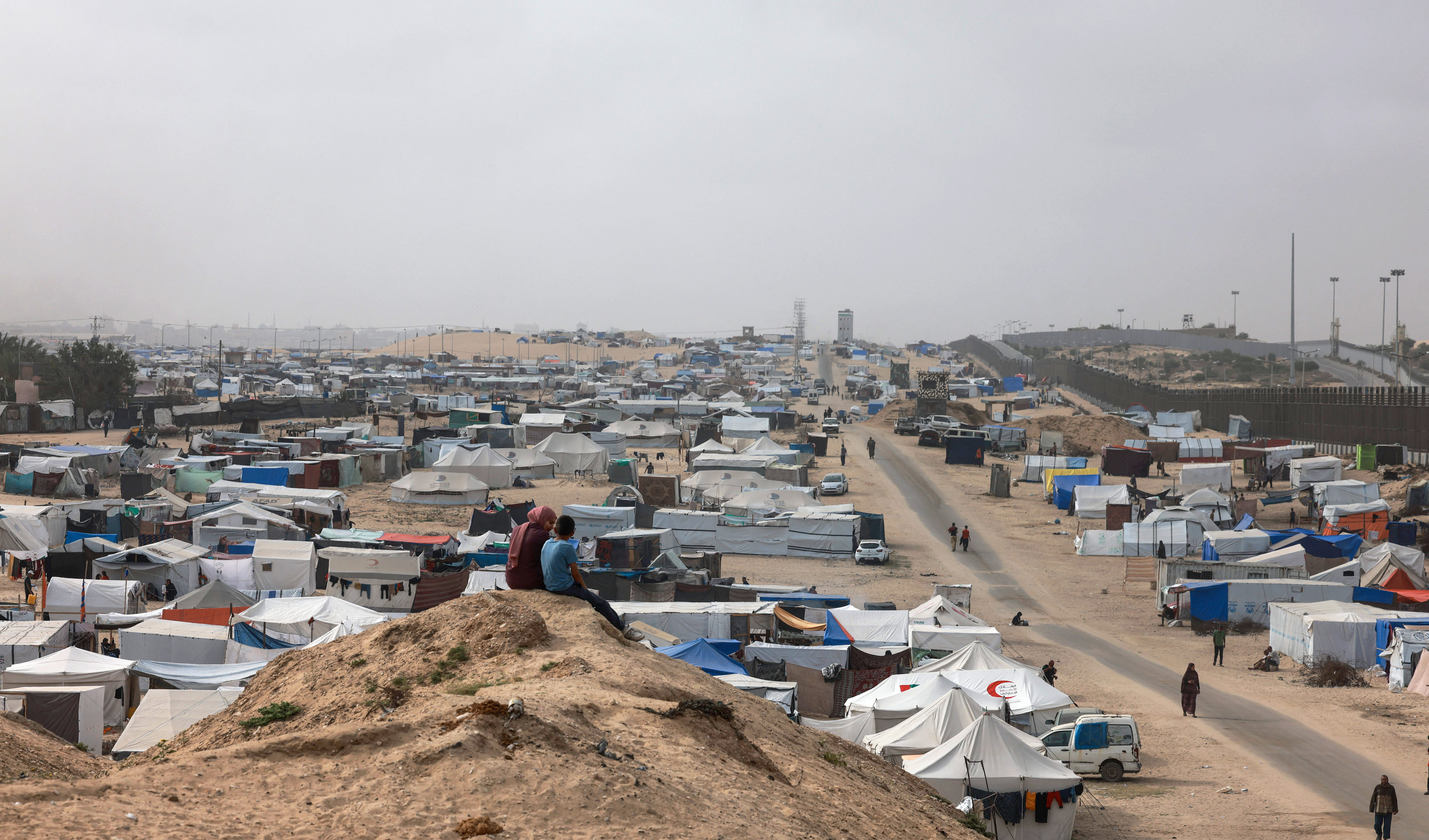 Israele ordina a 100 mila sfollati di Rafah di spostarsi in un'altra area: offensiva più vicina
