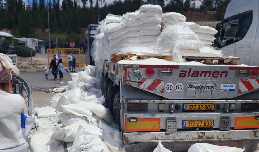 Gaza, convogli con aiuti umanitari assaltati dai coloni con la complicità dell'esercito: la polemica continua