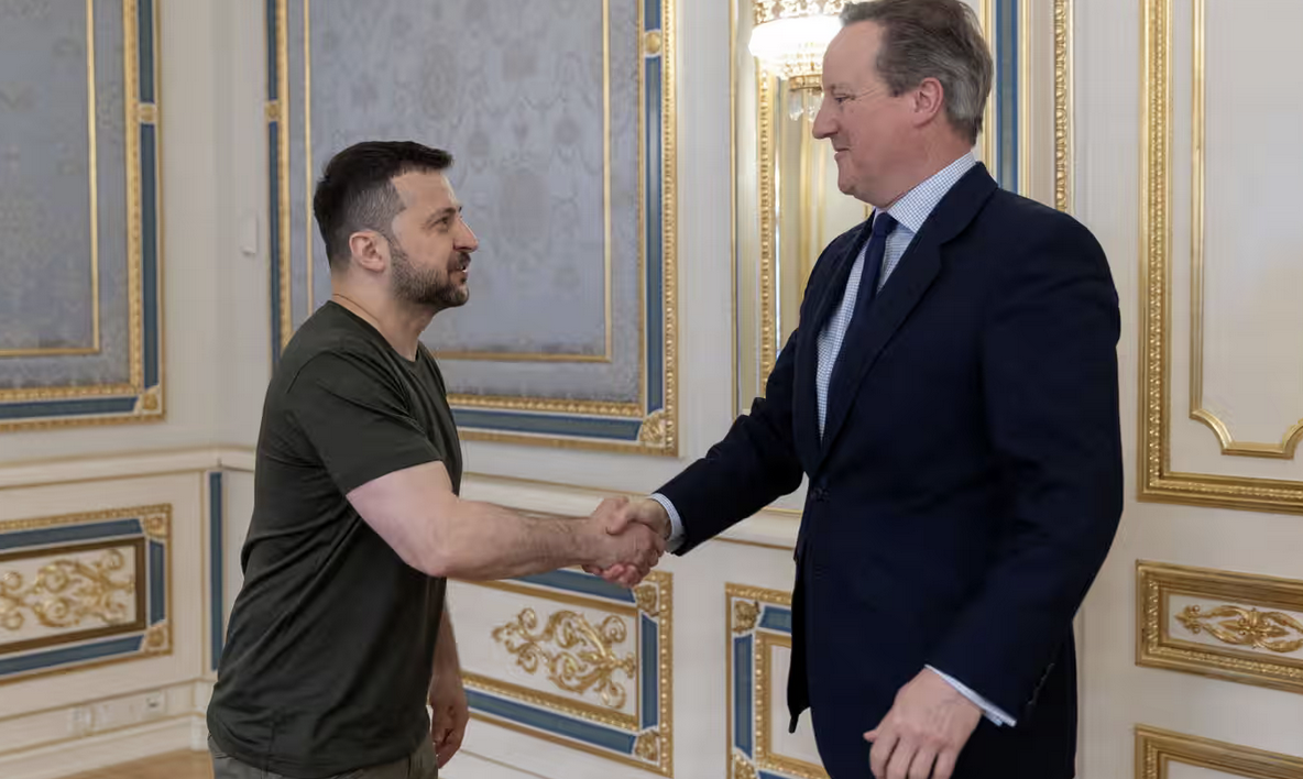 Cameron favorevole all'uso delle armi fornite da Londra a Kiev per attaccare obiettivi interni alla Russia