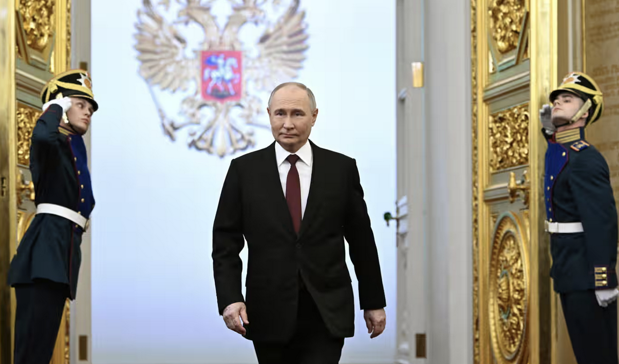 Putin lo Zar si insedia e lancia il suo proclama: "Siamo un grande popolo, vinceremo"
