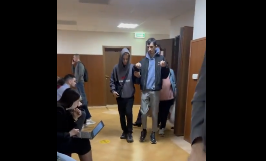 Grida "No alla guerra!" sulla Piazza Rossa: arrestato  poi portato in manicomio