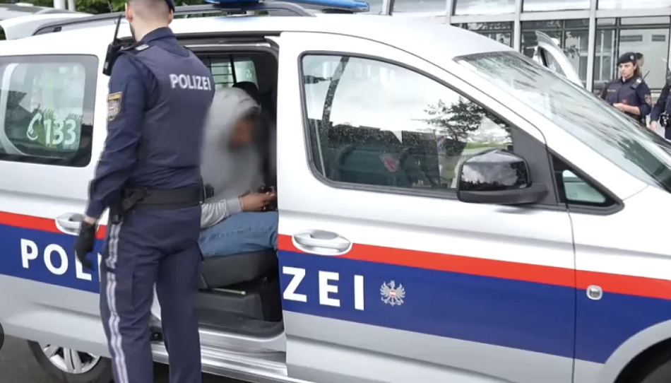 Austria, arrestata quattordicenne: pianificava attentato Isis a Graz