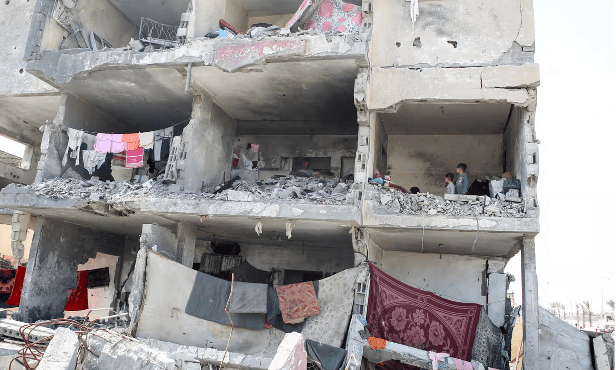 Gli israeliani bombardano per tutta la notte Rafah mentre i carri armati arrivano nel centro città