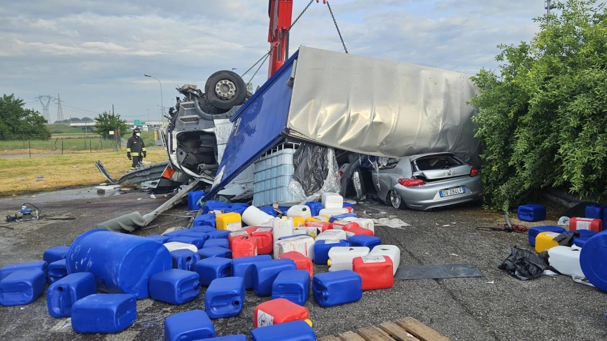 Camion carico di acido paracetico si ribalta fuori da un Autogrill e travolge un'auto: 1 morto e  7 intossicati