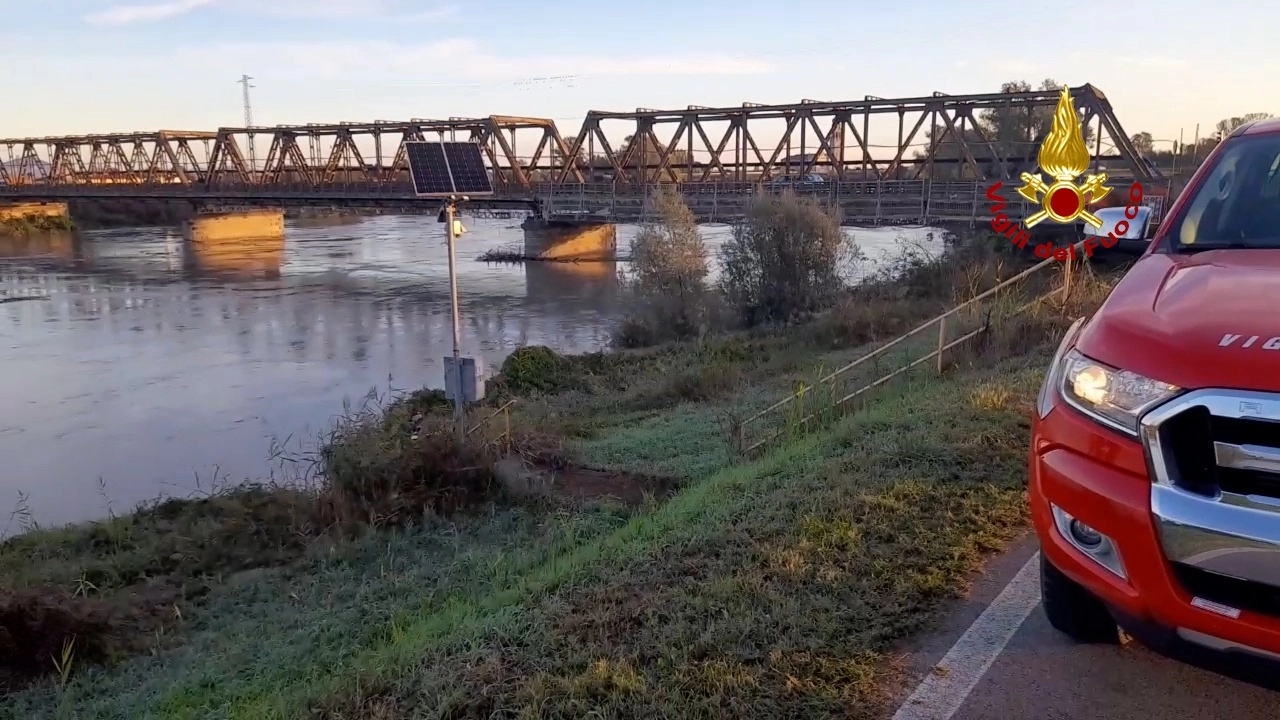 Si tuffa nell'Adige per sfuggire alla polizia: proseguono le ricerche di un uomo inseguito per un furto in un chiosco