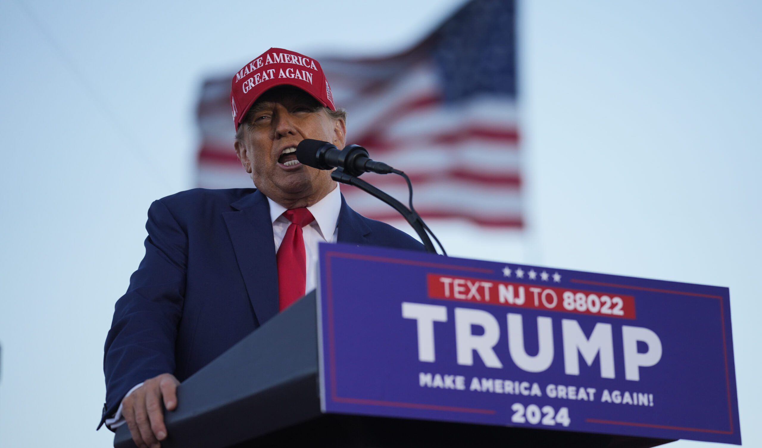 Trump sospende i colloqui per i visti studenteschi e introduce controlli sui social media per i richiedenti
