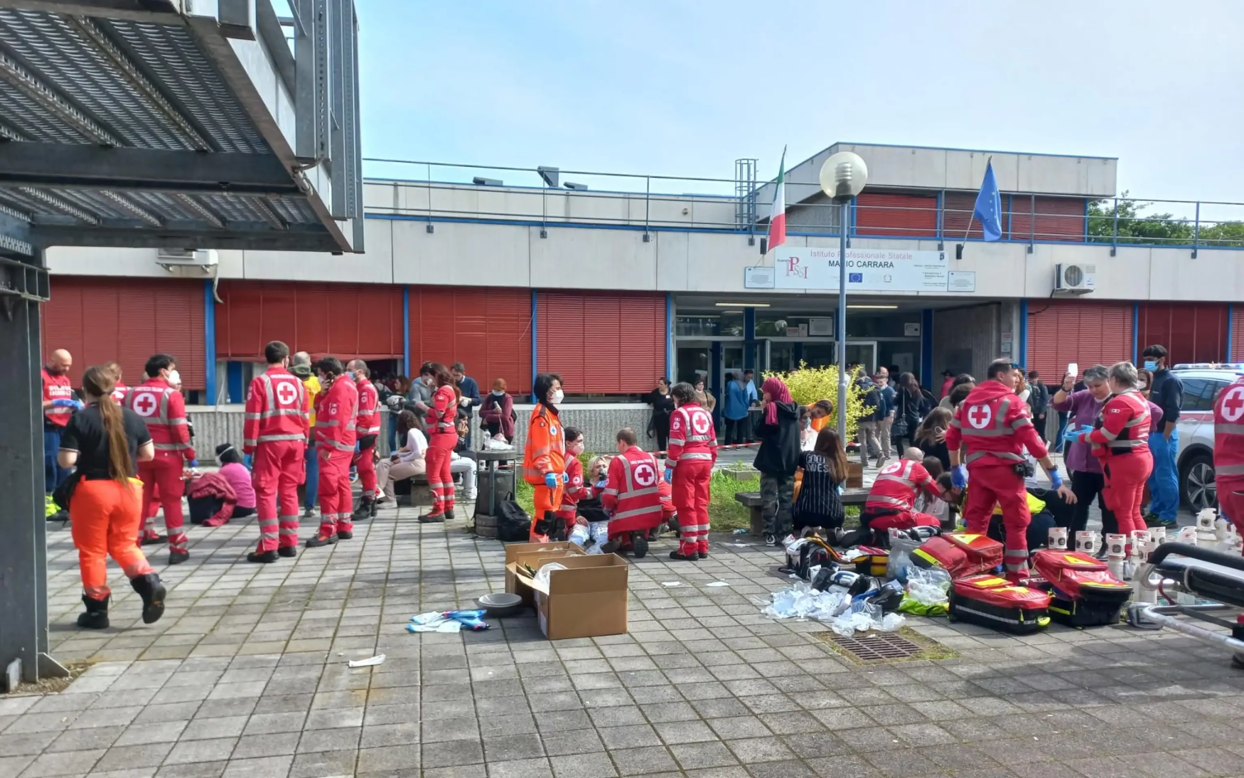 Una nube tossica si sprigiona da una piscina: intossicati oltre 100 ragazzi di un liceo di Guastalla