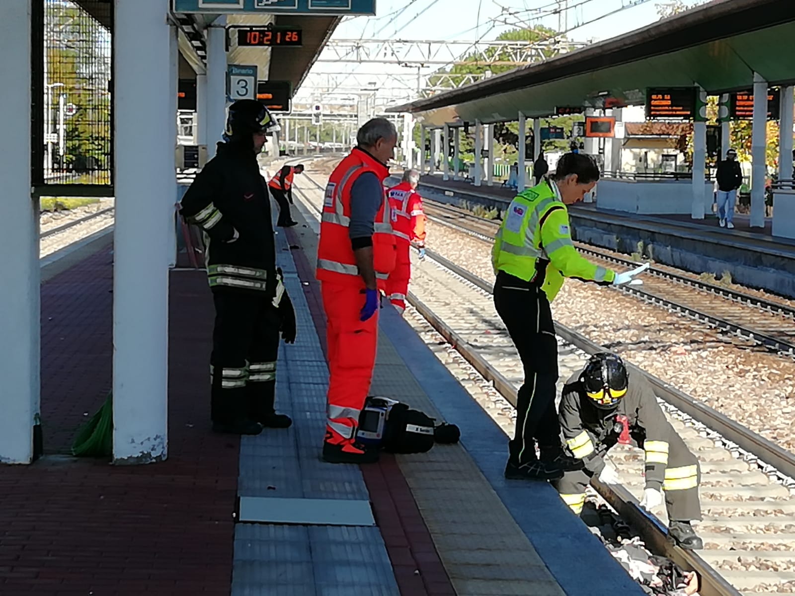 Travolta e uccisa dal Malpensa Express: all'alba è morta una donna nella stazione di Garbagnate