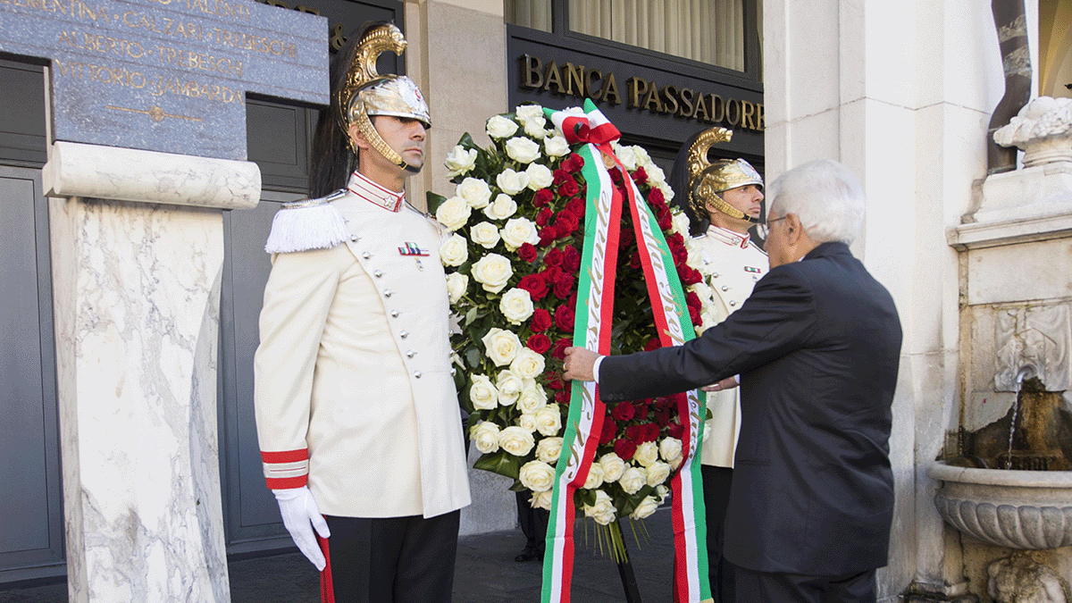 Strage di Brescia, cori e applausi per Mattarella a Piazza della Loggia: "Contro il fascismo e la violenza"