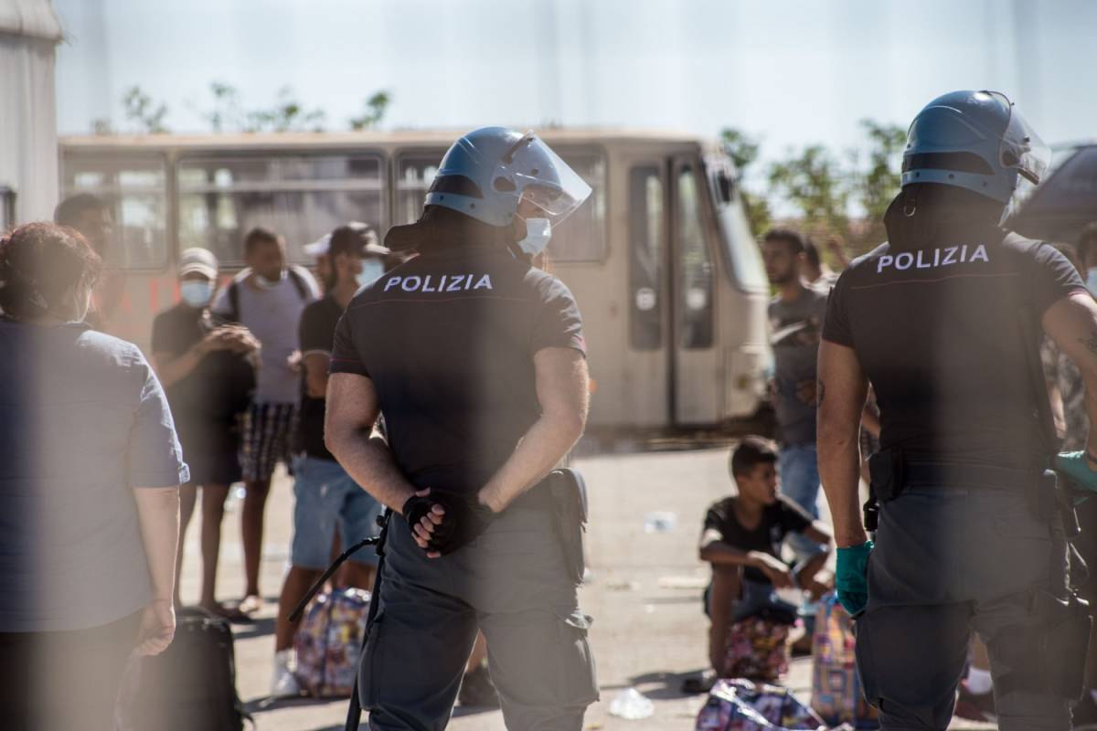 Arrestati quattro migranti ospiti di un centro di accoglienza straordinaria: accusati di lesioni e minacce