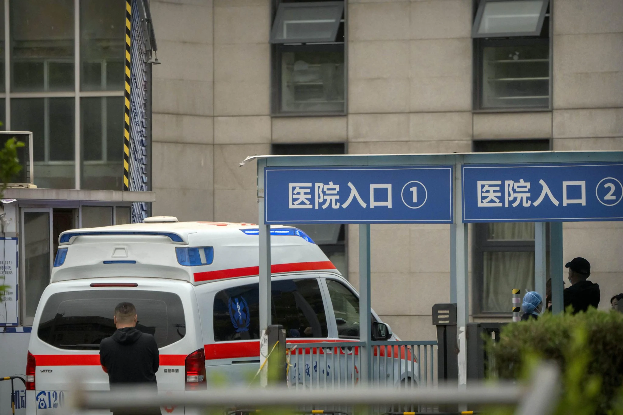 Attacco a un ospedale cinese, un aggressore accoltella almeno 10 persone nello Yunnan: ci sono morti e feriti