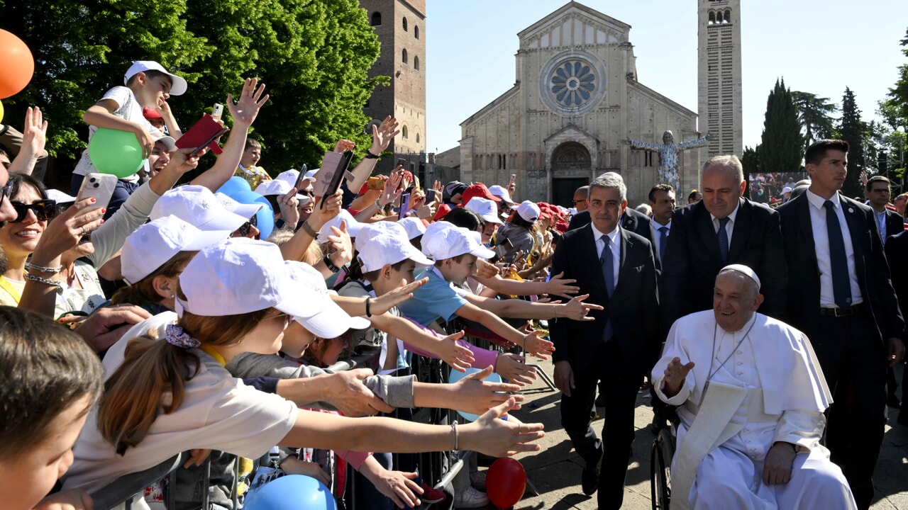 Il Papa a Verona: "L'individualismo è la radice delle dittature"