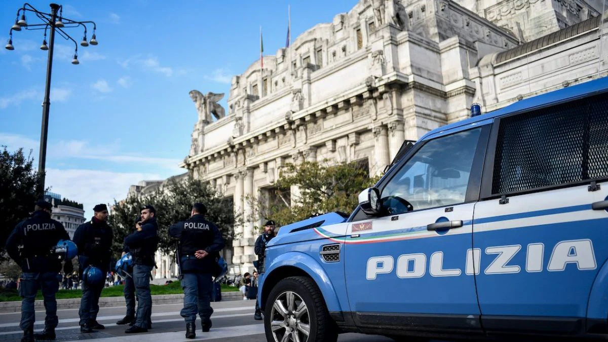 Un 36enne egiziano ha aggredito alcuni poliziotti, che hanno risposto sparandogli: l'uomo è ferito a una spalla