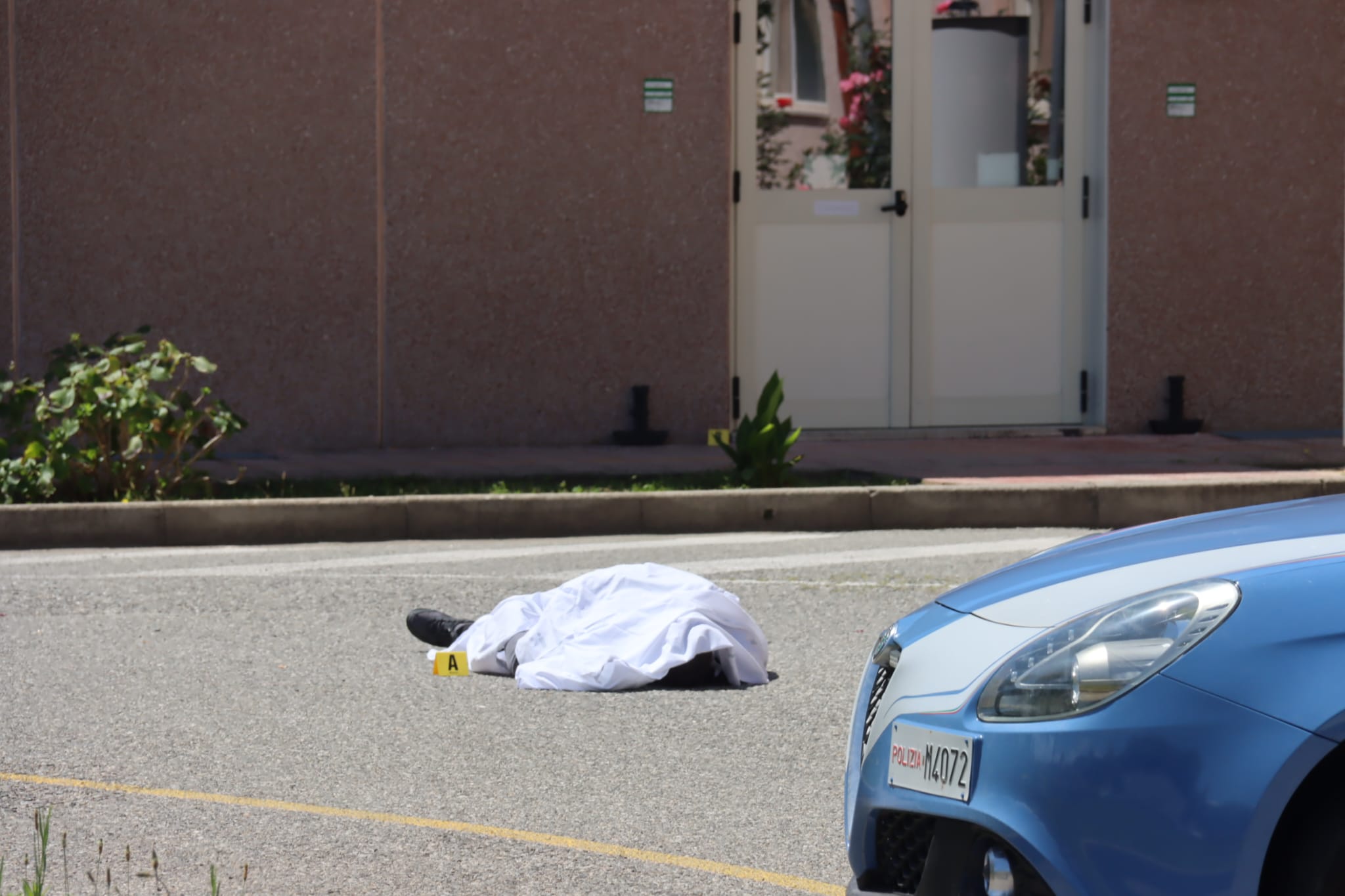 Accoltellato e abbandonato nel giardino dell'ospedale Morelli: l'uomo è morto dopo l'arrivo dei soccorsi