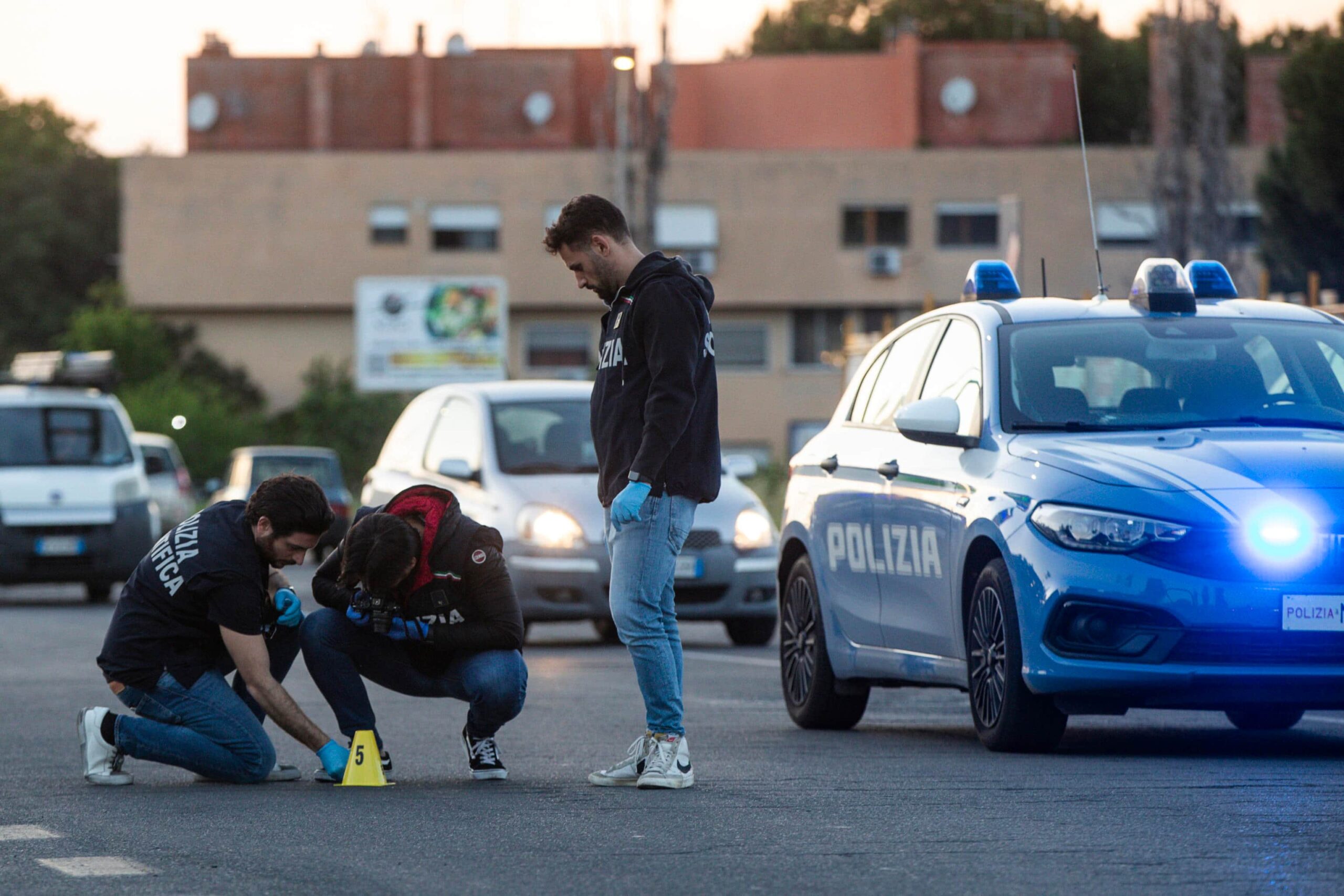 E' morta la donna colpita da un proiettile mentre era in auto con un'amica: in terra trovati 5 bossoli