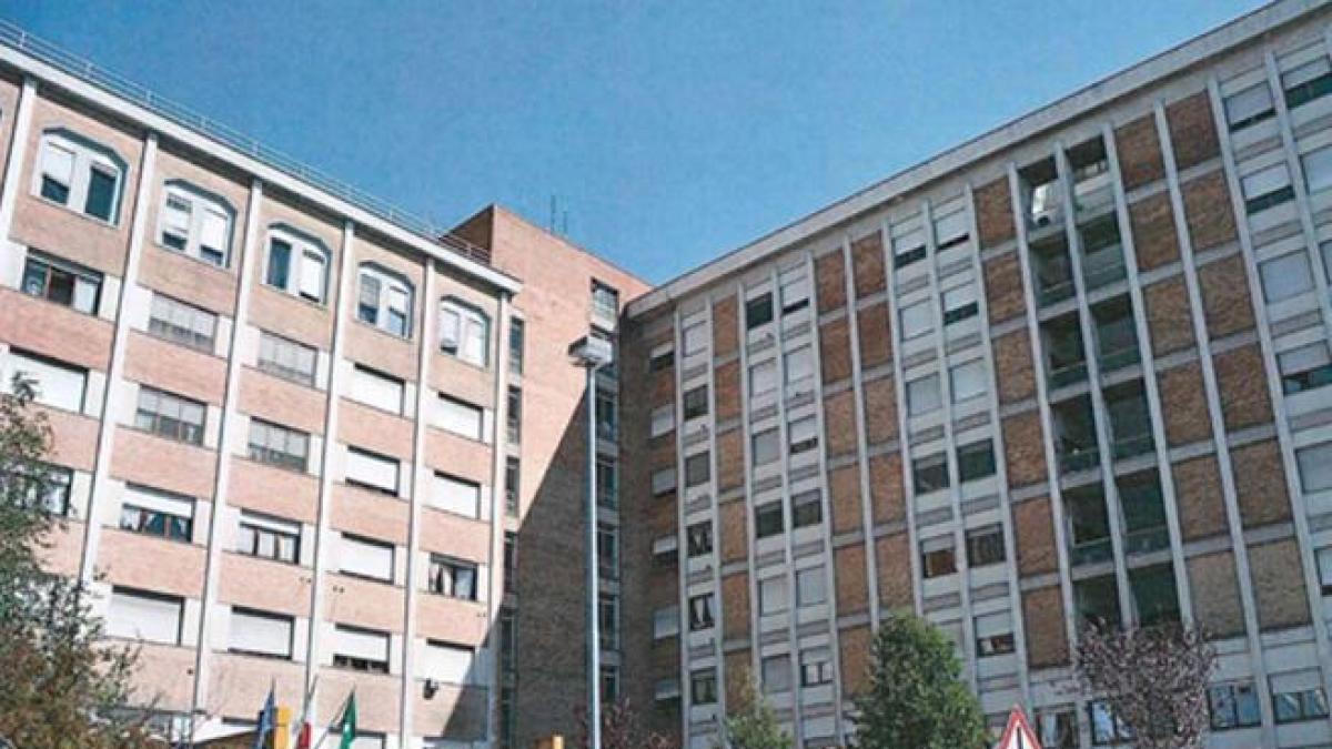 Una 21enne subisce una violenza in ospedale, la denuncia e poi si suicida: domiciliari l'accusato dello stupro