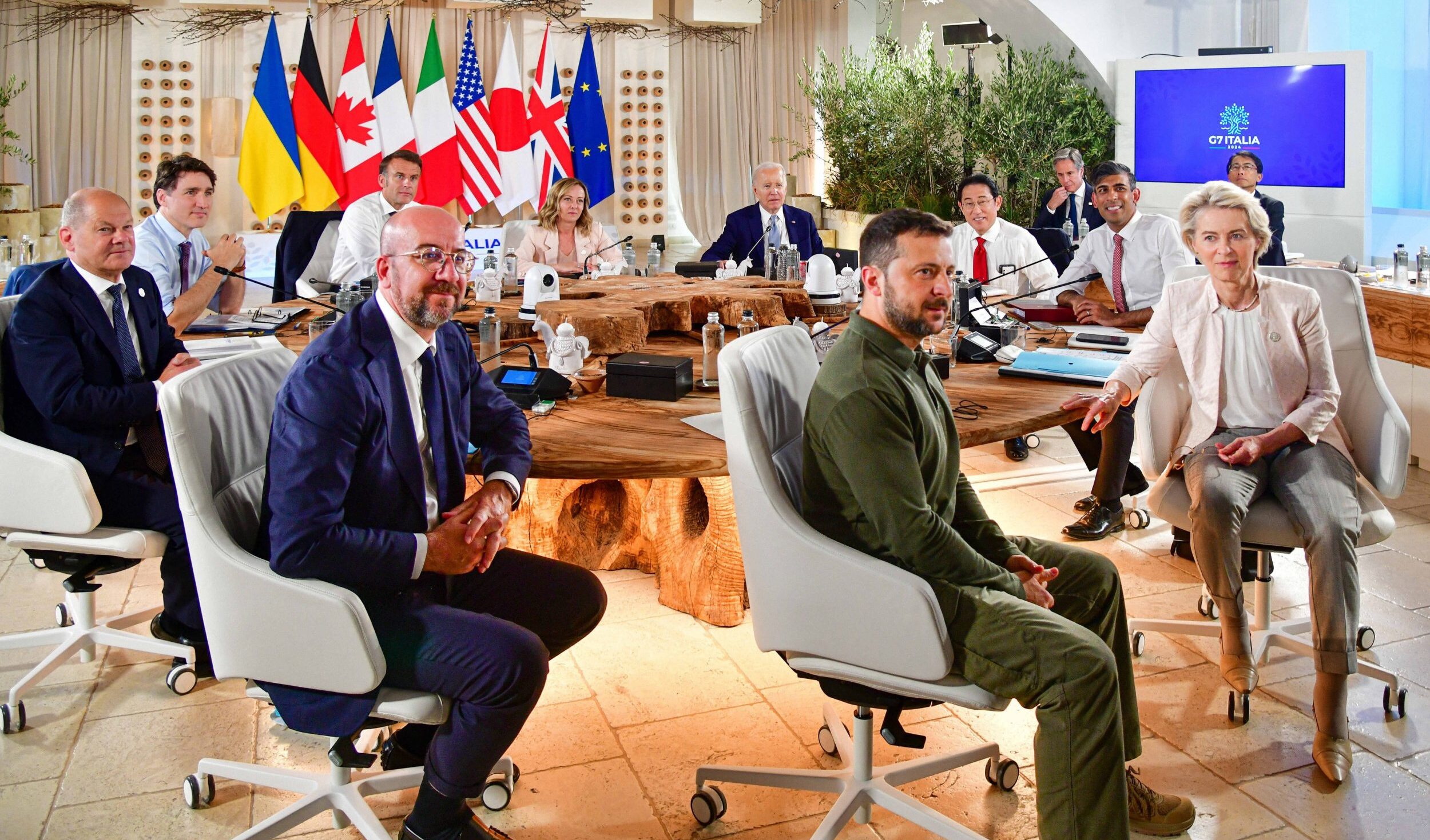 Putin vuole altri territori dell'Ucraina in cambio della pace, Zelensky: "È come Hitler, non ci si può fidare"