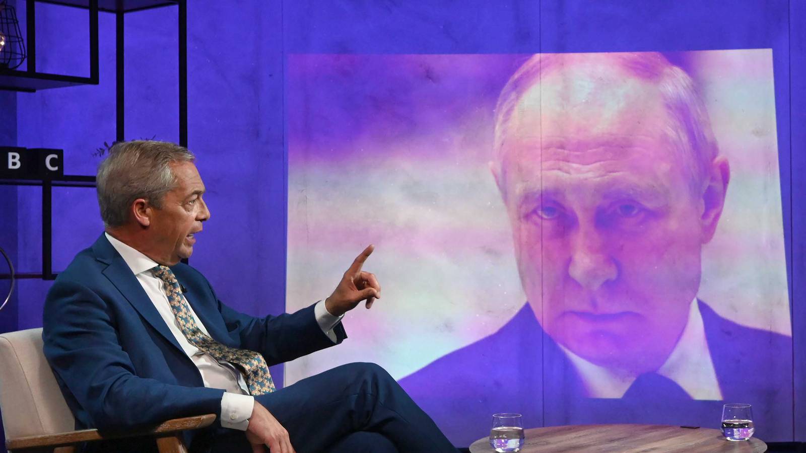 L'estremista di destra Farage elogia Putin e dice che l'invasione dell'Ucraina è colpa dell'Occidente