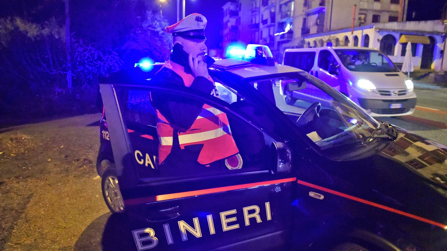 Si presenta in caserma con il cadavere della moglie in un furgone: i due stavano discutendo per l'affidamento dei figli