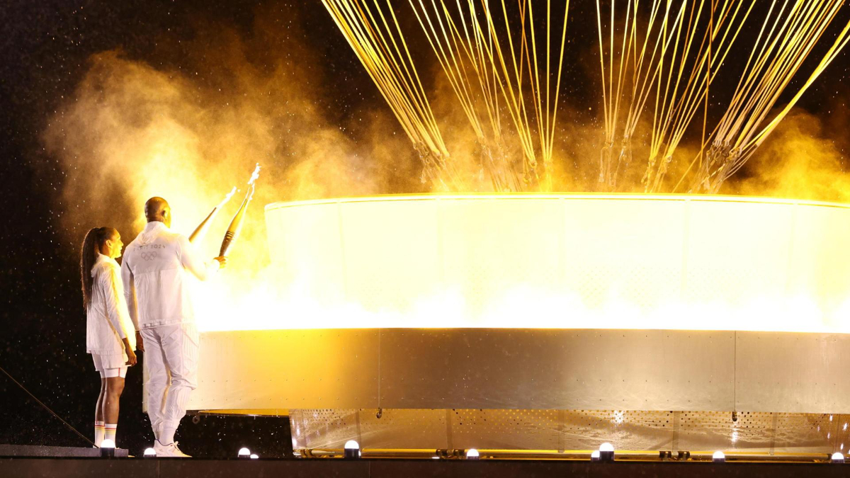 Le stelle sportive salvano il finale dell'apertura delle Olimpiadi: superba Celine Dion