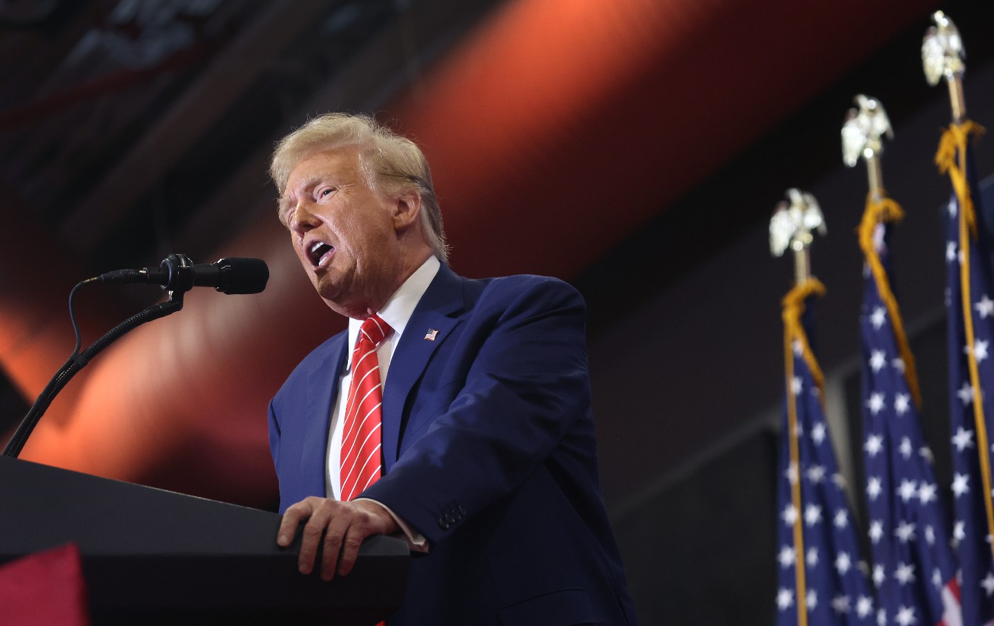 Trump apre la guerra commerciale con Messico e Canada: dazi elevati