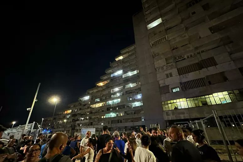 Scampia, cede il ballatoio di una vela: due morti, 13 feriti e 800 persone sgomberate