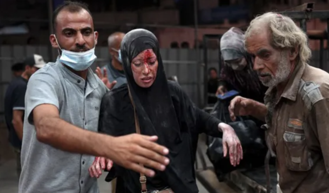Altra strage israeliana, 121 palestinesi uccisi nell'assalto a Khan Younis: molte donne e bambini