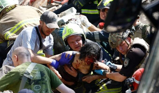 Le bombe di Putin sull'ospedale pediatrico di Kiev: un crimine di guerra che ha provocato 30 morti e 100 feriti
