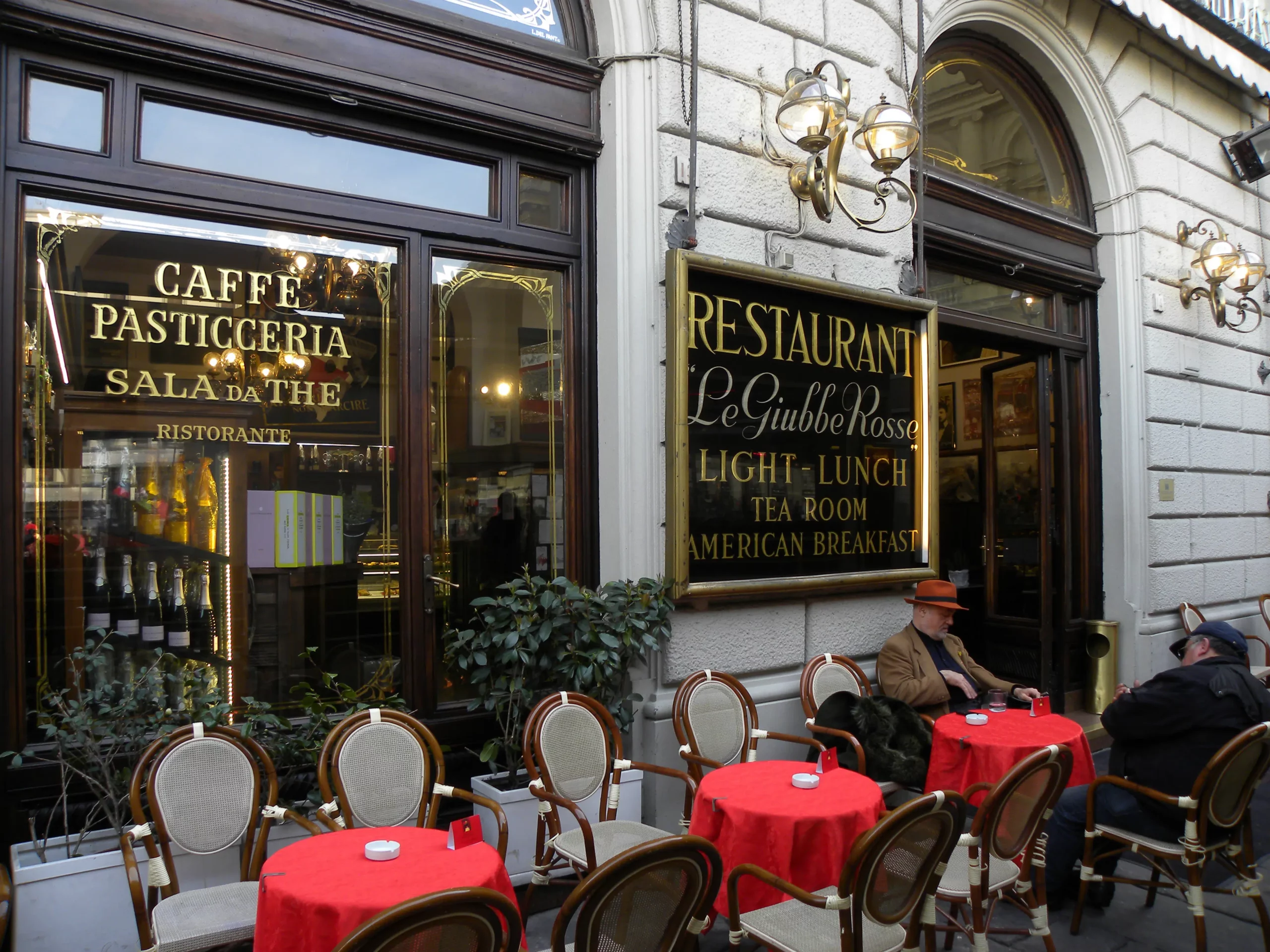 A Firenze riapre lo storico caffè “Le Giubbe Rosse”