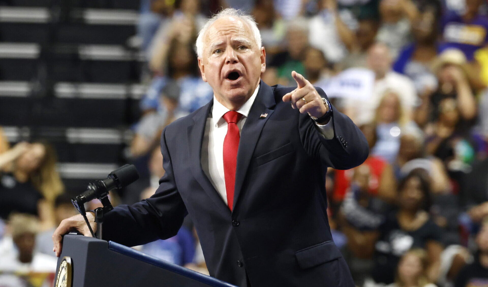 Trump fa indagare il governatore del Minnesota  per 'cospirazione' contro gli agenti (assassini) dell'Ice