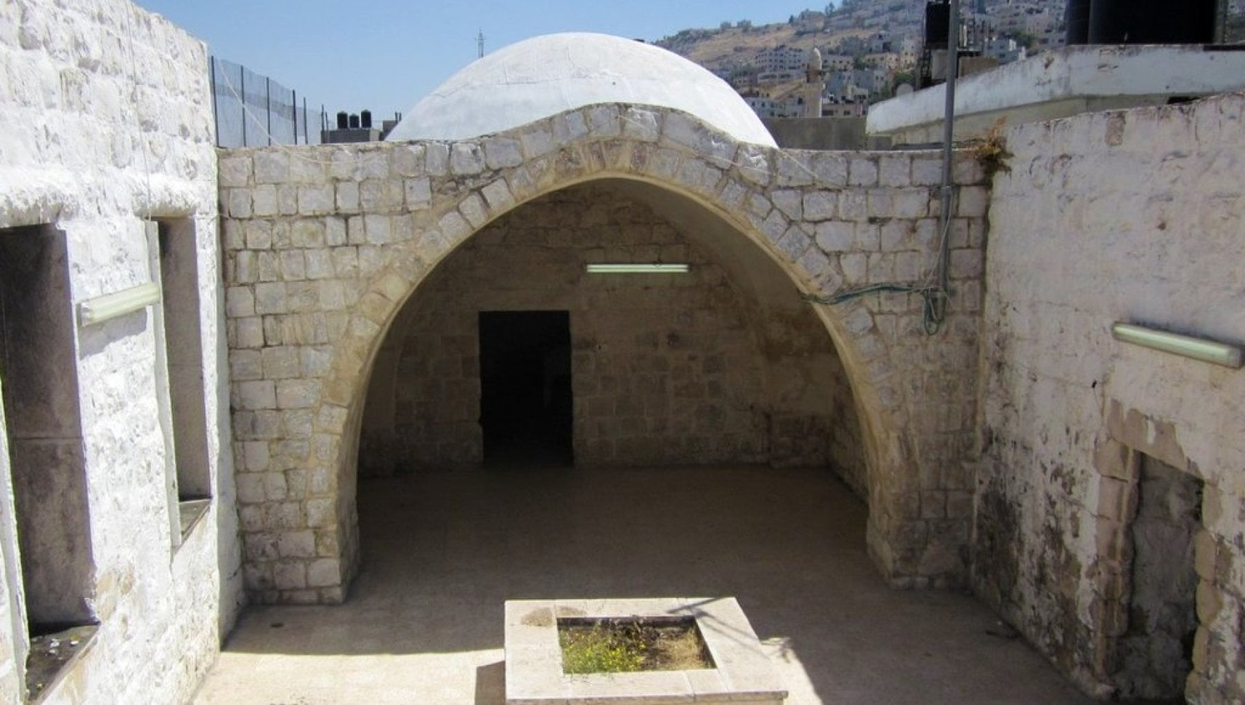 Coloni israeliani attaccano tre villaggi nel governatorato di Nablus in Cisgiordania