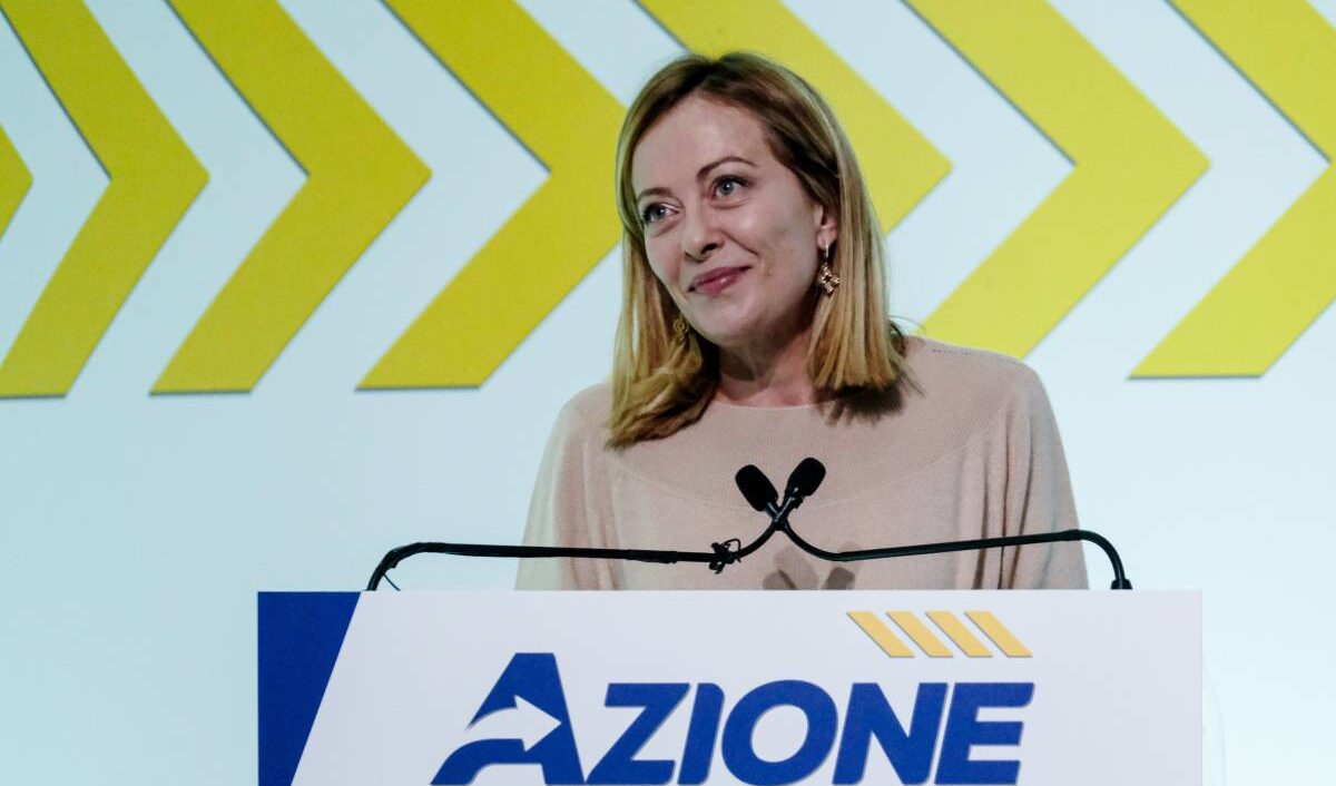 Meloni: la vassalla nega di essere il tappetino di Trump e dice voler solo lavorare per l'unità dell'Occidente
